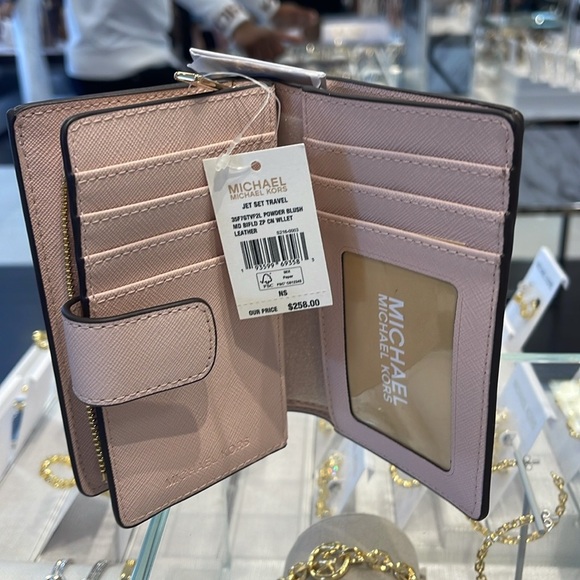 Michael Kors Medium Saffiano Leather Wallet
Powder Blush
NWT - Picture 13 of 16